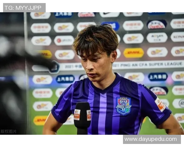 巴顿远射攻门精彩瞬间引发全场欢呼震撼球迷心灵 巴顿远射攻门精彩瞬间引发全场欢呼震撼球迷心灵